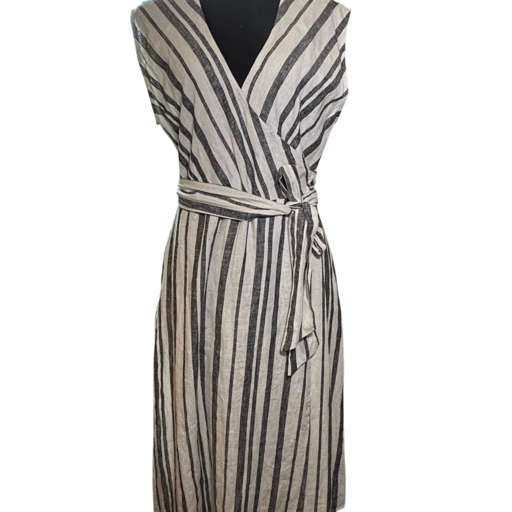 Evereve Black‎ and White Wrap Midi Dress